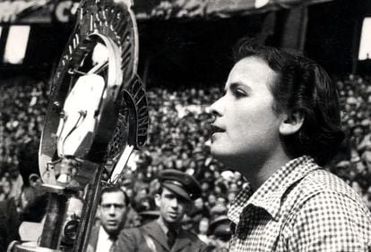 Teresa Pàmies, casi en los dos polos de su vida: en el mitin que con 17 años dio en la Monumental de Barcelona en 1937.