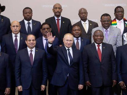 El presidente ruso (centro) junto al presidente de Egipto, Abdel Fatah Al Sisi (a su derecha), el sudafricano Cyril Ramaphosa (a su derecha) y otros 39 líderes africanos, este jueves en la Cumbre Rusia - África de Sochi.