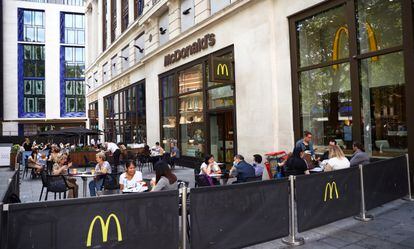 Varios clientes, en un restaurante de la cadena McDonald's, en julio en Londres.