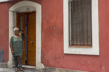 Rosa Bufon, vecina de la Barceloneta, delante de su casa