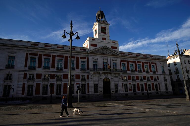 Una mujer pasea a su perro en la Puerta del Sol el 5 de abril