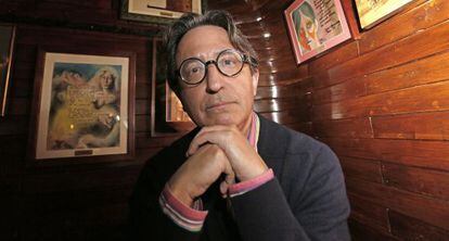 El autor José Carlos Somoza posa en el madrileño Café de Gijón.