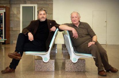 Manuel Rivas, &aacute; esquerda, e John Rutherford, no aeroporto de Alvedro 