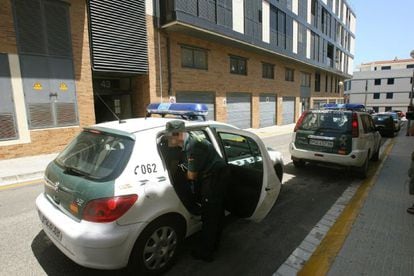 Un par de coches patrulla de la Guardia Civil aparcados en la entrada a la vivienda del exalcalde de L&#039;Ametlla de Mar, Andreu Marti, que ha sido detenido dentro de una operaci&oacute;n contra la corrupci&oacute;n municipal. 