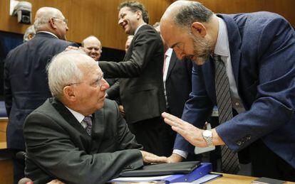 Schäuble, izquierda, saluda al comisario de Economía, Pierre Moscovici.