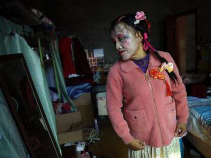 Liu Peilin, de 63 años, se siente mujer desde los diez. Se refugió en una aldea para vivir tranquila en un país donde cambiar de sexo es un problema