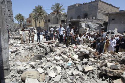 Restos devastados de varios inmuebles en un barrio de Trípoli tras una incursión aérea de la aviación de la Alianza.