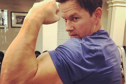 Mark Wahlberg muestra el circuito de ejercicios que practica para mantenerse así de bien a los 46 años.