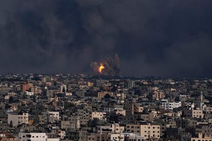El fuego y el humo se elevan tras un ataque aéreo israelí en la ciudad de Gaza, este domingo.