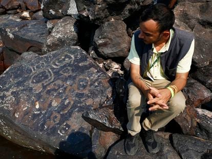 El arqueólogo Jaime Oliveira junto a pinturas rupestres en el sitio arqueológico de Ponta das Lajes, en la zona rural de Manaos (Brasil), el 28 de octubre de 2023.