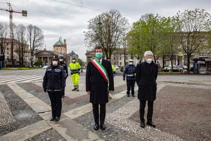 El alcalde de Bérgamo, Giorgio Gori, guarda un minuto de silencio por las víctimas de la ciudad. 