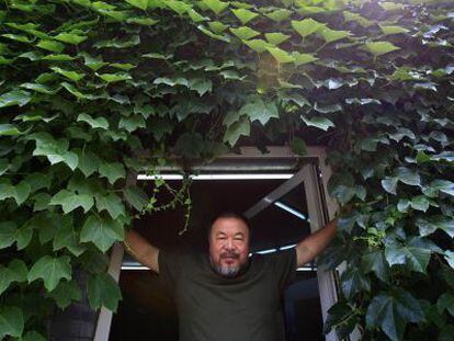 El artista chino Ai Weiwei, en la puerta de su estudio en Pekín.
