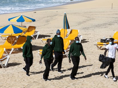 Una patera con 15 personas ha arribado este viernes por sus propios medios a la playa de Amadores, en el municipio turístico de Mogán (Gran Canaria).