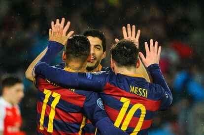 Neymar, Luis Suárez y Messi se felicitan tras un gol.