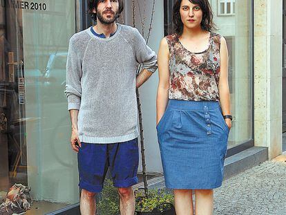 Silvia Salvador y Nando Cornejo, alias Poti Poti, ante su tienda de Berlín, donde celebraron su fiesta patrocinada por Tanqueray durante el Bread & Butter.