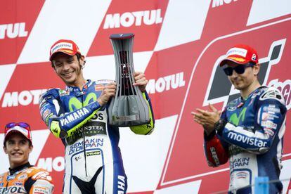 Rossi celebra la victoria ante M&aacute;rquez y Lorenzo
