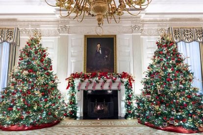 La State Dining Room de la Casa Blanca está presidida por dos árboles decorados con fotos familiares de las otras parejas presidenciales que la propia Biden eligió mirando fotografías en su casa de Delaware. En esta misma estancia, bajo el retrato de Lincoln, hay una ristra de calcetines de rayas que coincide en número con los nietos de los Biden.