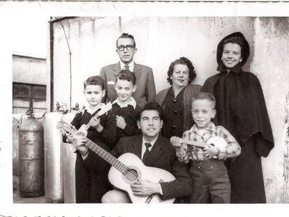 Miquel Serra i P&agrave;mies (de pie), su mujer Teresa y su hija Maria Rosa, en M&eacute;xico, en 1956.