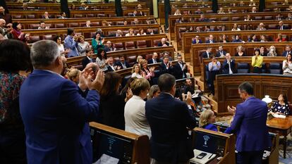 El presidente del Gobierno, Pedro Sánchez (a la derecha) y el resto de la bancada socialista aplauden a la ministra de Economía, Nadia Calviño (segunda por la derecha) durante el pleno celebrado este miércoles en el Congreso de los Diputados.