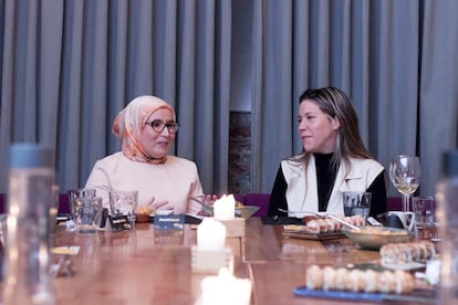 A la derecha, Jessica Klejman junto a la Concejala en el Ayuntamiento de Madrid, Maysoun Douas, en una de las cenas de Leaders Night en Madrid.