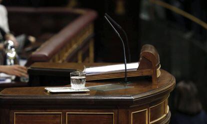 Detalle de la tribuna de oradores en la sesi&oacute;n constitutiva de la C&aacute;mara Baja que supone la apertura de la XI Legislatura.