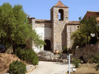 Entrada a Esblada, a la comarca de l'Alt Camp (Tarragona). Està format per 14 cases i es ven per 280.000 euros negociables.