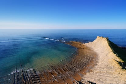 A una hora en coche desde San Sebastián, la línea de tierra y el mar se entrelazan en la playa de Sakoneta, que luce su mayor esplendor con la marea baja. La erosión ha labrado en el suelo y las paredes de este acantilado curiosas formaciones de patrón continuo y vertical, denominadas flysch, integradas dentro Geoparque de la Costa Vasca (geoparkea.com).