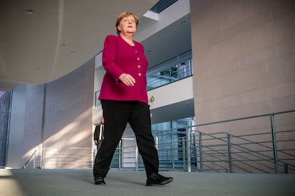 La canciller alemana, Angela Merkel, camino de una conferencia de prensa el 23 de abril.