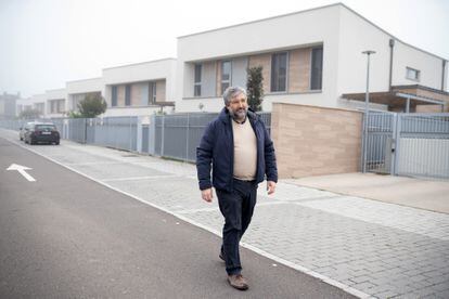 Valentín Martín, a principios de enero delante de su casa en la urbanización El Peral, en Valladolid.