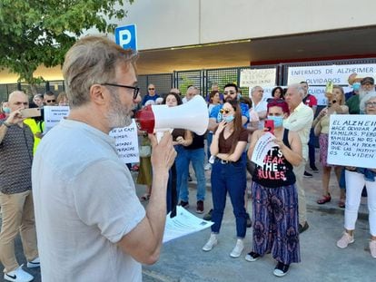 El actor Tristán Ulloa lee un manifiesto durante la concentración de este viernes por la tarde a las puertas de la residencia Fundación Reina Sofía Alzheimer.