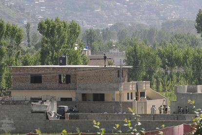 Soldados paquistaníes vigilan la casa donde fuerzas estadounidenses mataron a Osama bin Laden, en Abbotabad.