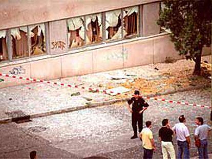 Destrozos causados por el coche bomba en uno de los edificios de la calle de Ocaña, en el madrileño barrio de Aluche.