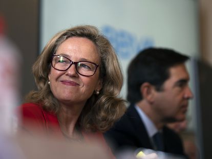 Nadia Calviño, vicepresidenta primera del Gobierno, junto a Carlos Torres, presidente del BBVA, durante la jornada inaugural del foro financiero organizado por la Asociación de Periodistas de Información Económica y la Universidad Internacional Menéndez Pelayo, este lunes en Santander.