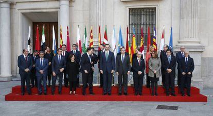 El Rey, Mariano Rajoy y Soraya Sáenz de Santamaría en la VI Conferencia de Presidentes Autonómicos celebrada en el Senado en enero de 2017.