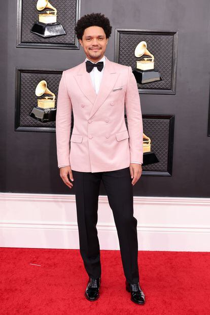 Trevor Noah, el maestro de ceremonias de la gala, con esmoquin de chaqueta rosa, de Gucci.