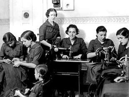 Jóvenes de la Sección Femenina cosiendo ropa de abrigo para la tropa en 1937, fotografiadas por Serafín Sánchez del Pando, imagen del libro <i>Un siglo en la vida de España.</i>