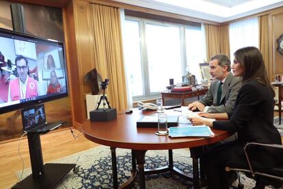 Reunión real con Cruz Roja. Los reyes Felipe VI y Letizia conversaron este lunes por videoconferencia desde el Palacio de la Zarzuela (Madrid) con representantes de Cruz Roja para conocer cómo está actuando la organización ante la pandemia.