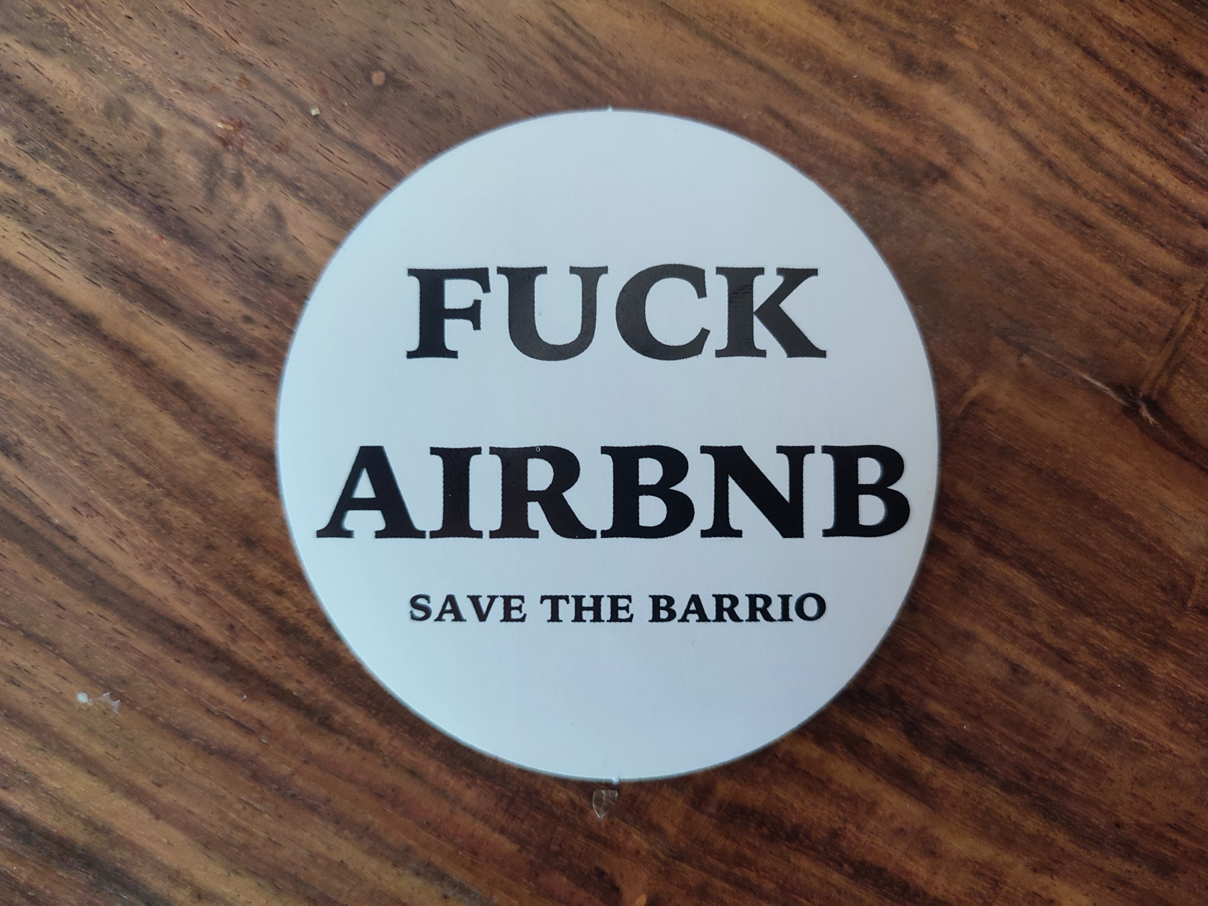 Pegatina de protesta contra los pisos turísticos de la plataforma AirBnB hallada en el madrileño barrio de Lavapiés.