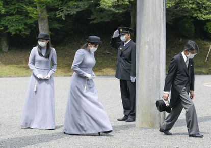 .Las princesas Mako y Kako, en la visita a la tumba de la emperatriz Kojun, el 16 de junio.