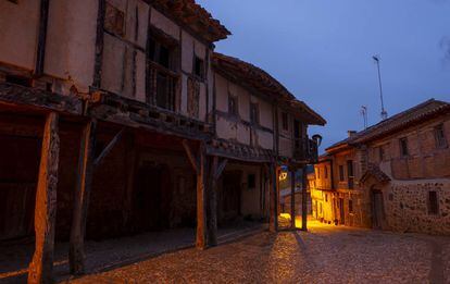 Calatañazor, a 32 kilómetros de Soria, es un atractivo pueblo medieval. Sus 50 habitantes se han acostumbrado a los visitantes que patean su trazado.