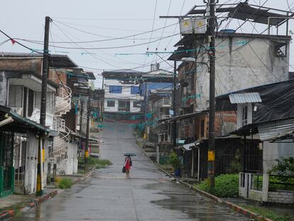 Una mujer camina por las calles de Buenaventura (Colombia), el 17 de agosto.