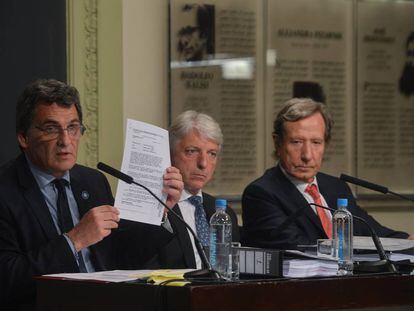El secretario de derechos humanos argentino, Claudio Avruj, muestra un informe desclasificado junto al vicecanciller, Carlos Foradori, y el representante especial para los derechos humanos de la Canciller&iacute;a, Leandro Despouy (dcha).