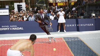 Rafa Nadal jugando al tenis en pleno centro de Manhattan para presentar su colaboración con Tommy Hilfiger.