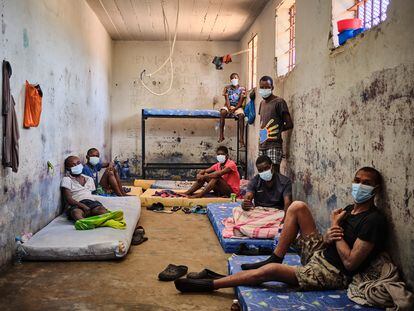 Un grupo de reclusos dentro de una celda de aislamiento para pacientes con tuberculosis en la prisión de máxima seguridad de Maputo, este 6 de noviembre.