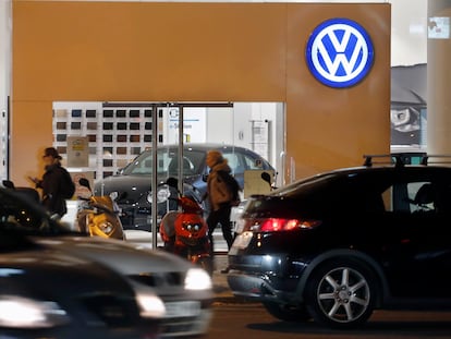 Un concesionario de Volkswagen en el centro de Barcelona.