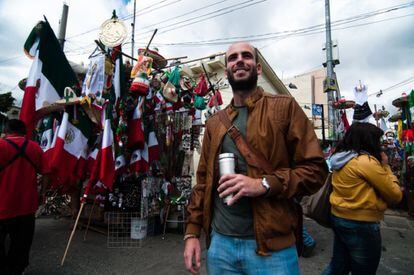 Un extranjero en un mercadillo de México DF.