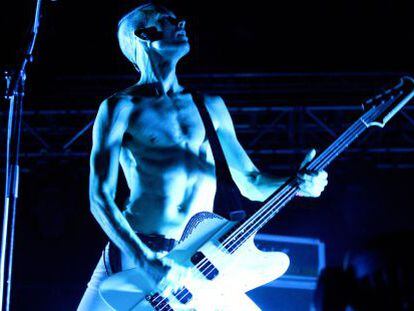 El bajista del grupo Placebo, Stefan Olsdal en el festival de Benidorm