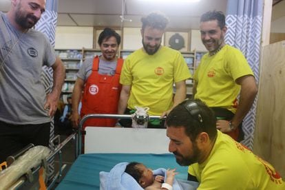 Mediterráneo, a unas 13 millas de la costa de Libia. N 33º 02, 216’. O 12º 32, 786’. Iago, un voluntario de Proactiva Open Arms que ha sido padre hace tres meses, se encarga de la niña rescatada con 12 horas de vida, mientras la doctora atiende a la madre. Otros miembros de Proactiva Open Arms vienen a interesarse por el estado de la mujer y la pequeña. Iago fue uno de los que participaron en el rescate de la barca en la que viajaban junto a otras 130 personas. La misión cuenta con varios socorristas, patrones de barco y marineros profesionales. 