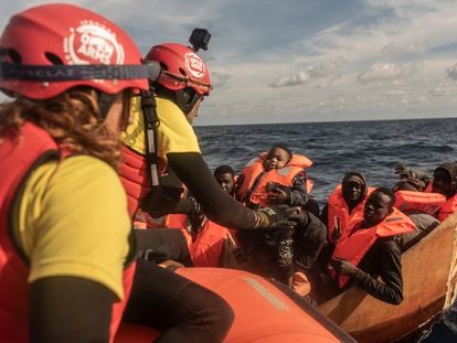 El primer rescate en el Mediterráneo del año 2024. Uno de los momentos más tensos del rescate ocurrió al intentar embarcar a Amala, el bebé que viajaba junto a su madre embarazada de dos meses. Amala nació en Libia y ahora está a salvo en Italia.
