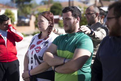 La cofradía necesita 30 costaleros por paso para garantizar los relevos. Tras el llamamiento, ya están cubiertas todas las trabajaderas. En la imagen, el capataz mide a los voluntarios para ordenarlos por altura, lo que se conoce como 'igualá'.